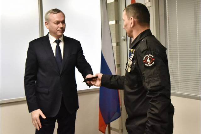 Андрей Травников вручил участникам специальной военной операции удостоверения «Ветеран боевых действий»
