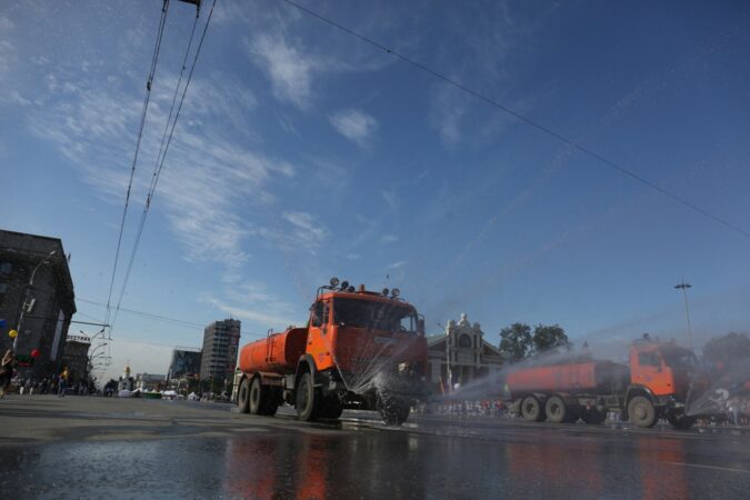 Мэр Новосибирска запретил обливать прохожих водителям уборочных машин