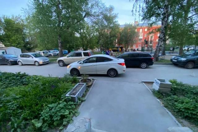 В Новосибирске иномарка сбила первоклассника на улице Богдана Хмельницкого