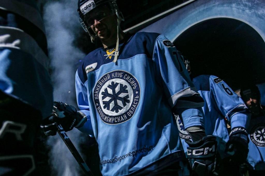 ХК «Сибирь» взыскал с новосибирского предпринимателя ущерб за продажу бейсболок с логотипом клуба