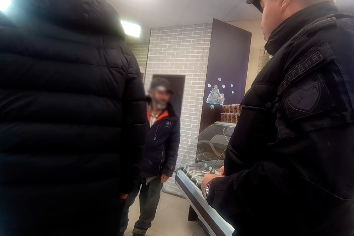 Бородатый бомж терроризирует новосибирский бар