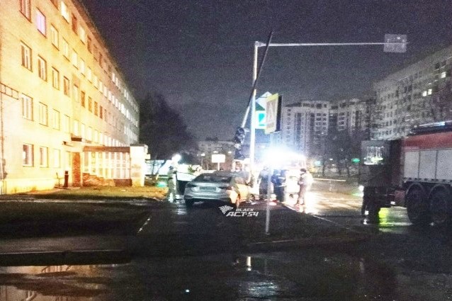 В Новосибирске водитель каршеринга влетел в опору светофора после погони ДПС