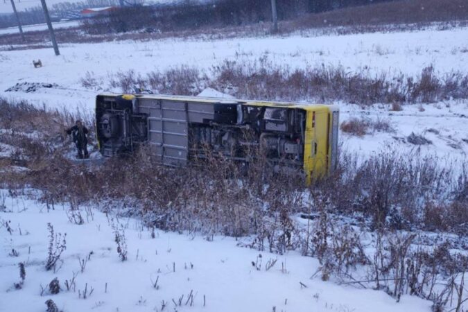 В ДТП с пассажирским автобусом под Новосибирском пострадали 11 человек