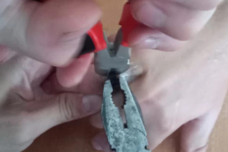 В Новосибирске спасатели помогли двоим жителям снять кольца с отекших пальцев