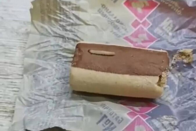 Женщина приобрела конфеты с червями в новосибирском магазине