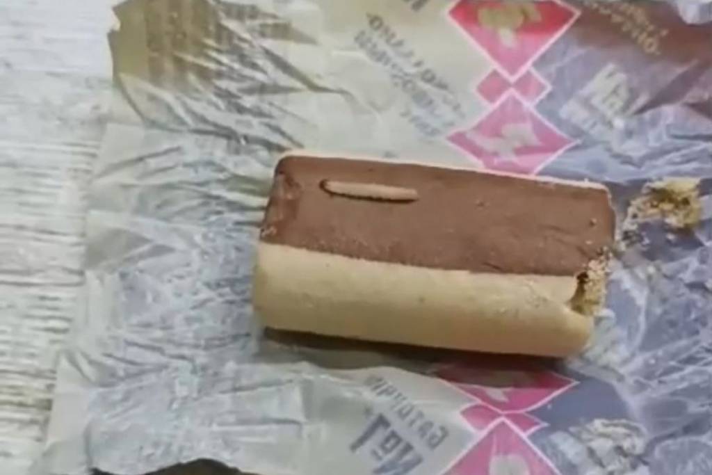 Женщина приобрела конфеты с червями в новосибирском магазине