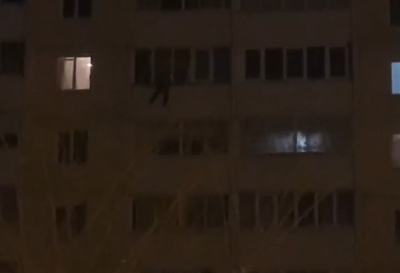 В Новосибирске в новогоднюю ночь мужчина повис на балконе 8 этажа