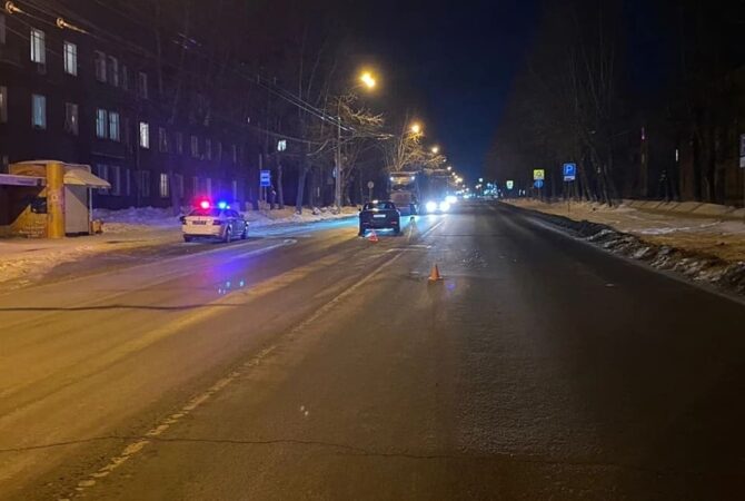 В Новосибирске автомобилист сбил двоих пешеходов: они в тяжёлом состоянии