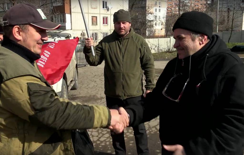 Новосибирские волонтеры помогли ветерану из Мариуполя вернуть боевые награды и форму