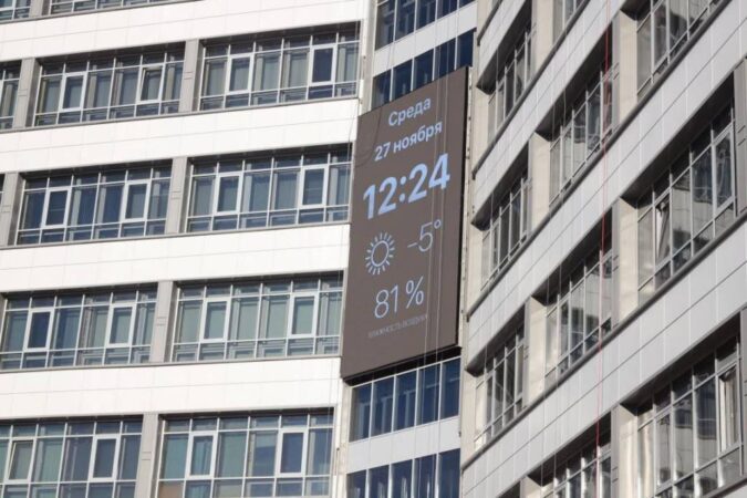 В Новосибирске на доме-книжке заработал видеоэкран с часами