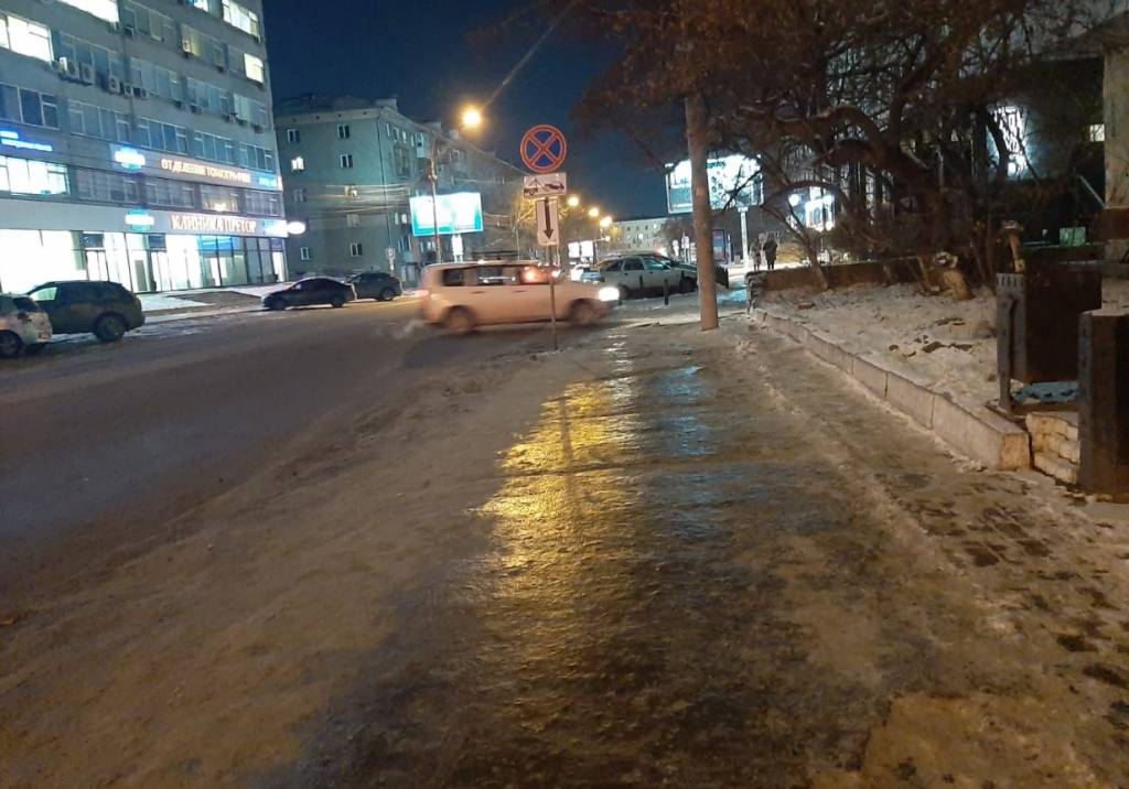 Новосибирцы массово жалуются на скользкие тротуары в центре города