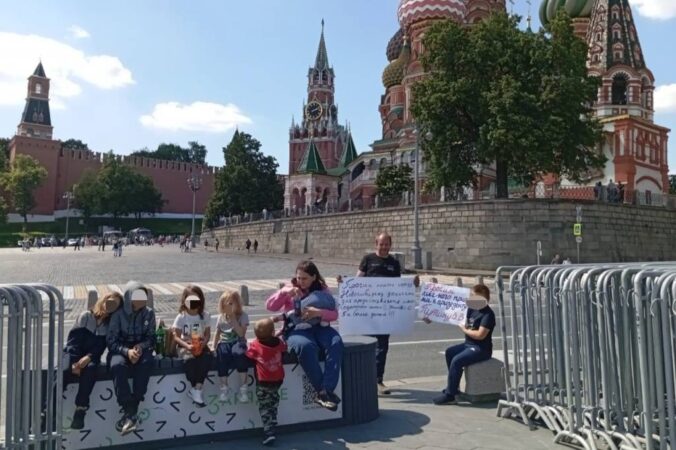 Прокуратура проверит новосибирскую семью пикетчиков с Красной площади