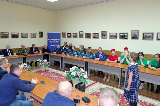 Юные патриоты встретились с Героями РФ в Доме офицеров в Новосибирске