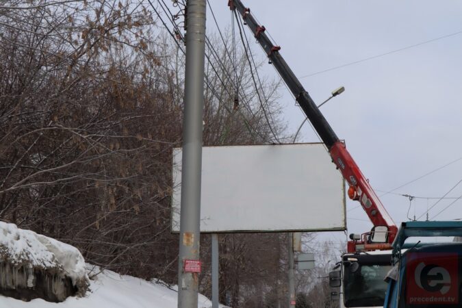 Новосибирский бизнесмен обманом установил 39 рекламных экранов
