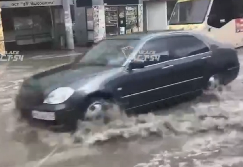 В Новосибирске из-за дождя затопило улицы на Восточном МЖК