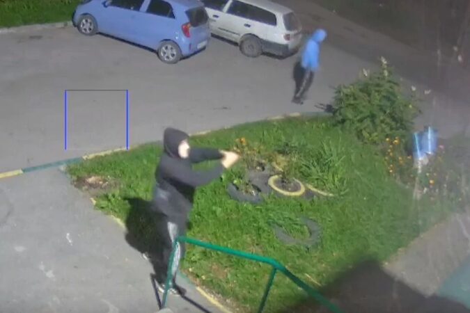 В Новосибирске хулиганы обстреляли припаркованные автомобили и окна жилого дома