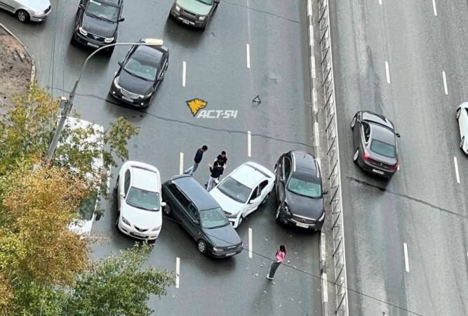 В Новосибирске из-за массового ДТП образовалась пробка в сторону Академгородка
