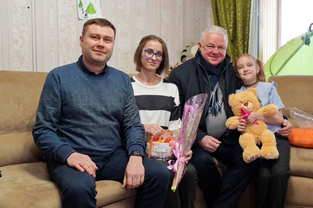 В предпраздничные дни мамы и супруги бойцов СВО по всей Новосибирской области получают цветы и подарки