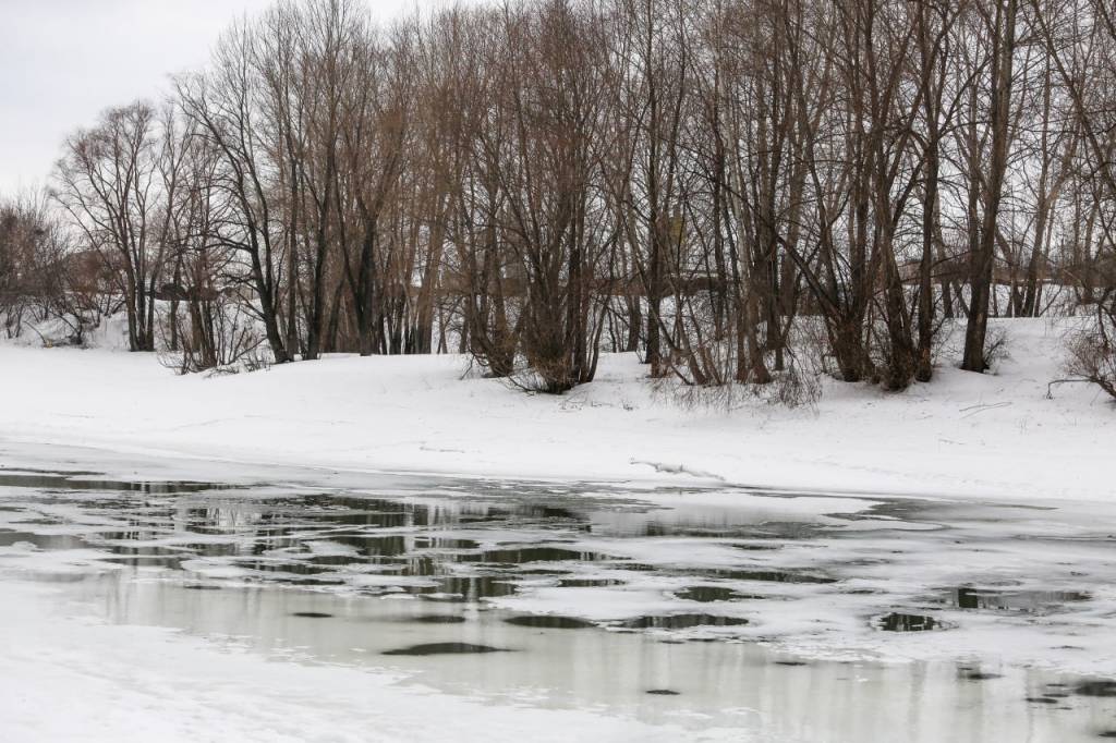 В Новосибирске запретили выход на лед из-за сбросов в водохранилище