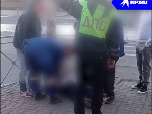 В Новосибирске самокатчики сбили пенсионера на тротуаре возле цирка