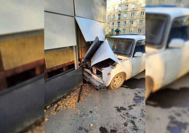 В Новосибирской области водитель «Жигулей» влетел в жилой дом