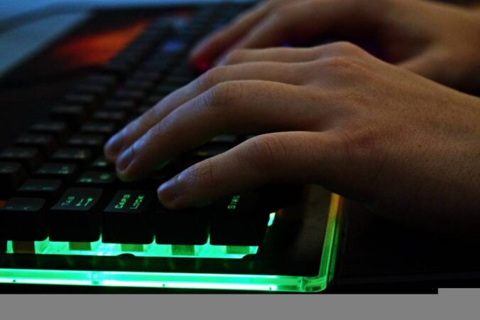 В Новосибирске компьютерный мастер завышал пожилым людям стоимость услуг