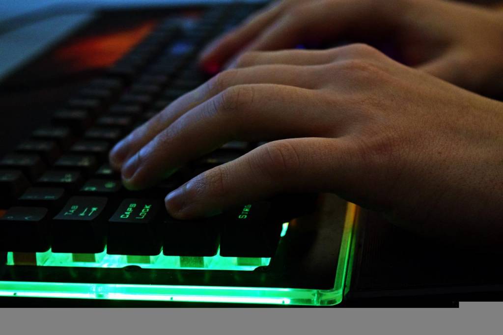 В Новосибирске компьютерный мастер завышал пожилым людям стоимость услуг