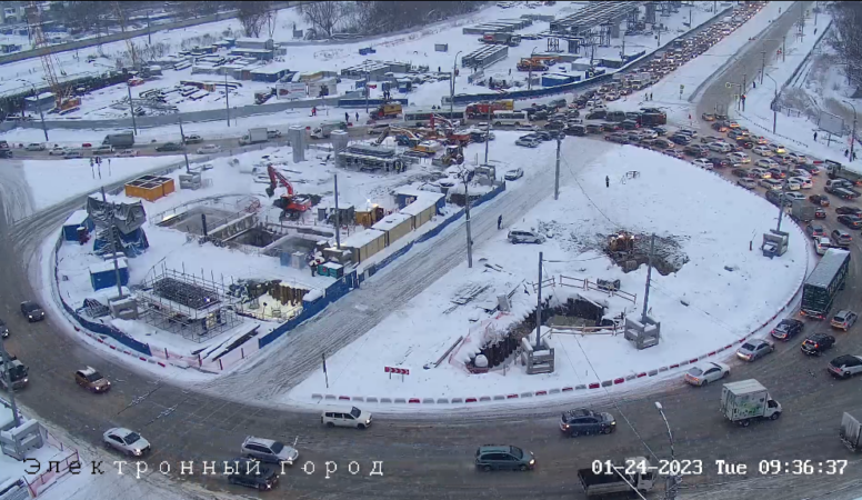 В Новосибирске самосвал оборвал троллейбусные провода на площади Труда