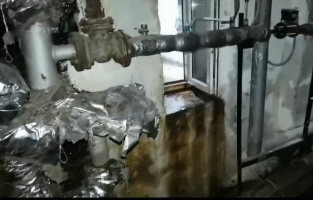 Новосибирскую многоэтажку топит две недели кипятком 