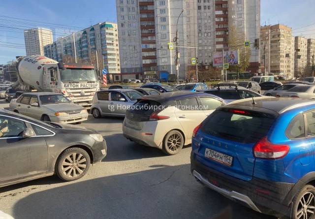 Новосибирцы пожаловались на пробки на пересечении Ватутина и Немировича-Данченко