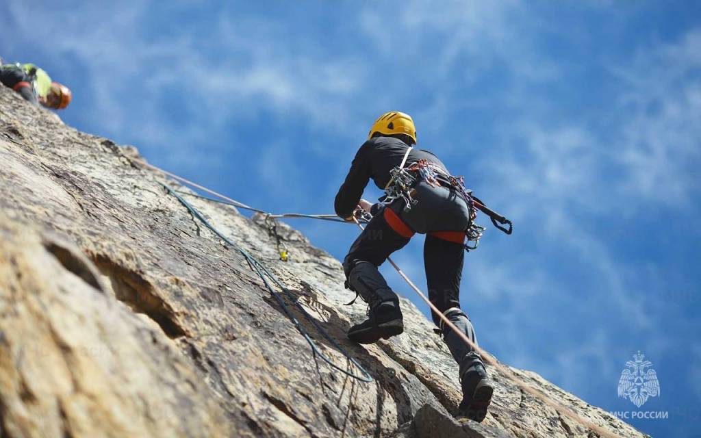 На Алтае новосибирец сорвался и погиб при восхождении в горы
