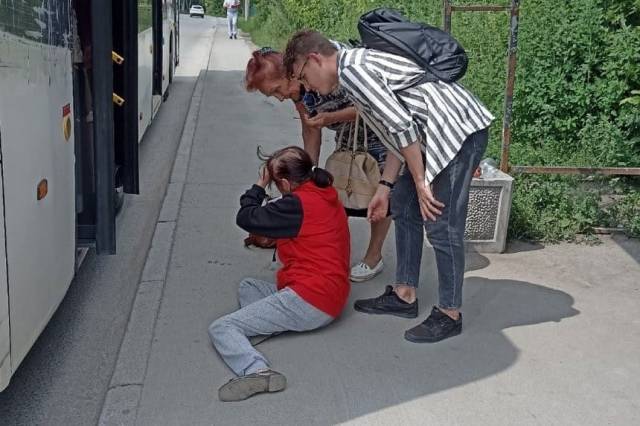 В Новосибирске женщина разбила голову во время выхода из салона автобуса