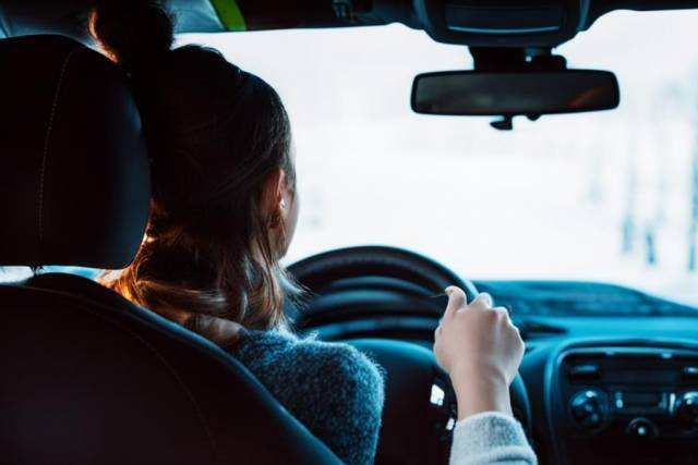 В Новосибирске 17-летняя девушка угнала «Mercedes» и попала в ДТП