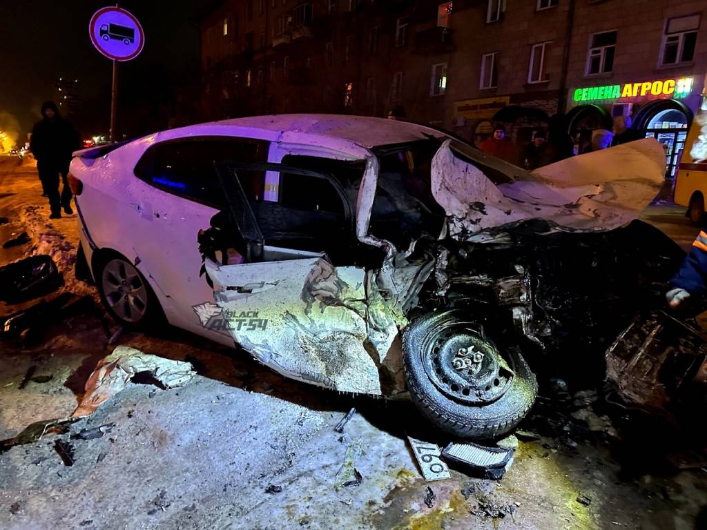 В Новосибирске иномарка сгорела после страшного ДТП