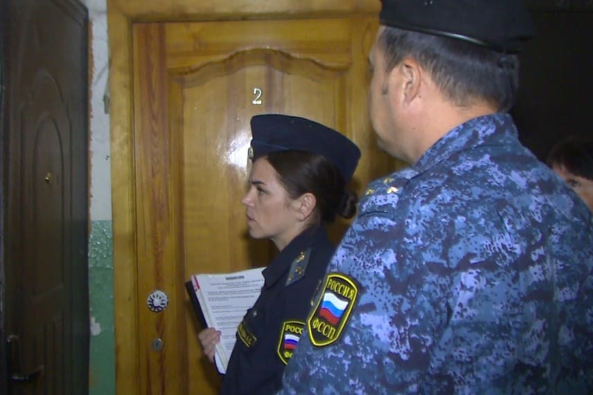 В Новосибирской области должница бросила пить