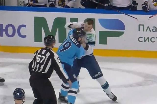 Нападающий ХК «Сибирь» подрался с защитником «Сочи» в матче КХЛ