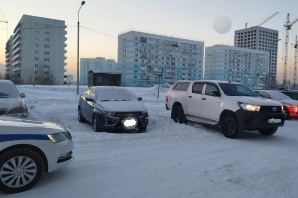 В Новосибирске 47-летний водитель сбил девочку на парковке