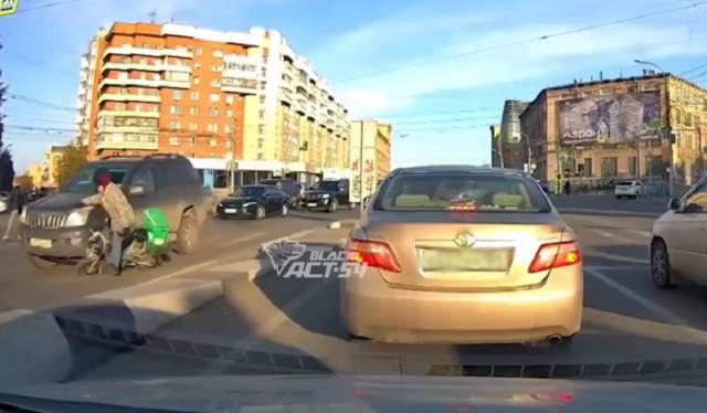 В Новосибирске внедорожник сбил курьера на пешеходном переходе