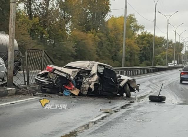В Новосибирске «Волгу» смяло после серьезного ДТП на Бердском шоссе