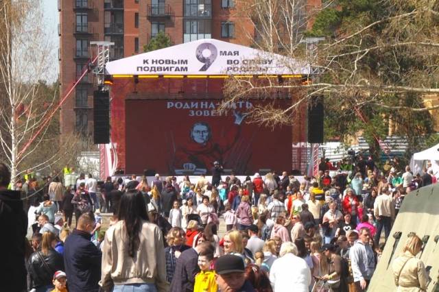 Тысячи новосибирцев встретили День Победы у озера Жемчужина Сибири в Заельцовке