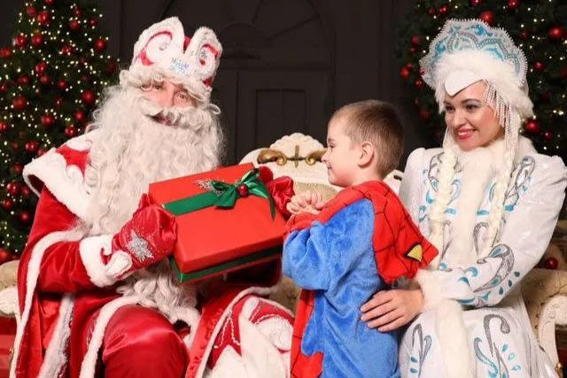 Поздравление Деда Мороза обойдется новосибирцам от 900 до 15 тысяч рублей