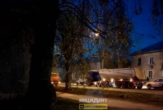 В Новосибирске горожане недовольны ночным ремонтом проезжей части на улице Богаткова
