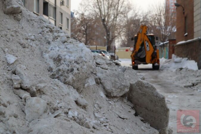 Глава Новосибирска предложил наказывать подрядчиков за невыход снегоуборщиков в морозы