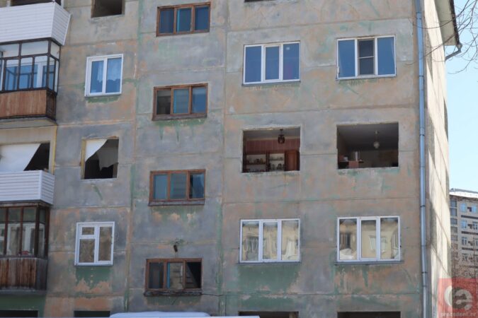 Жильцы дома на Линейной в Новосибирске судятся с управляющей компанией из-за трещин на фасаде