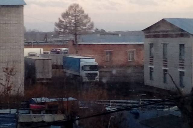 Фуры продолжают курсировать по улице Малыгина в Новосибирске