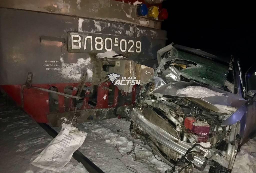 На Алтае поезд снес иномарку с новосибирскими номерами