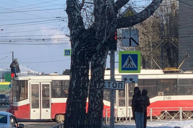 В Новосибирске школьник прокатился на крыше трамвая