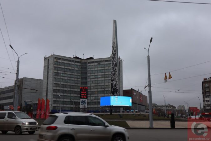 В Новосибирске монтируют новые часы на площади Калинина
