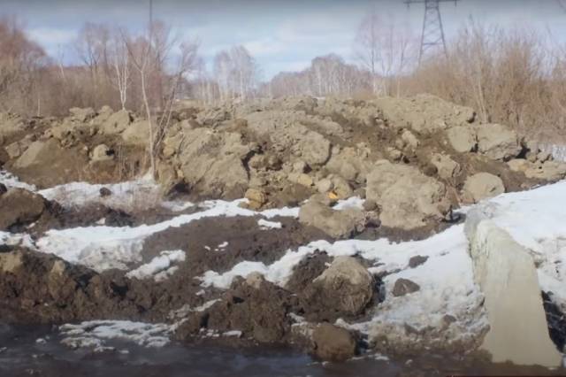 Новосибирцы возмутились образованием земляного вала на берегу озера Спартак