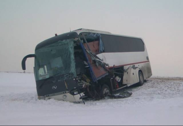Пассажирский автобус из Новосибирска столкнулся с фурой на Алтае: погибли 2 пассажира